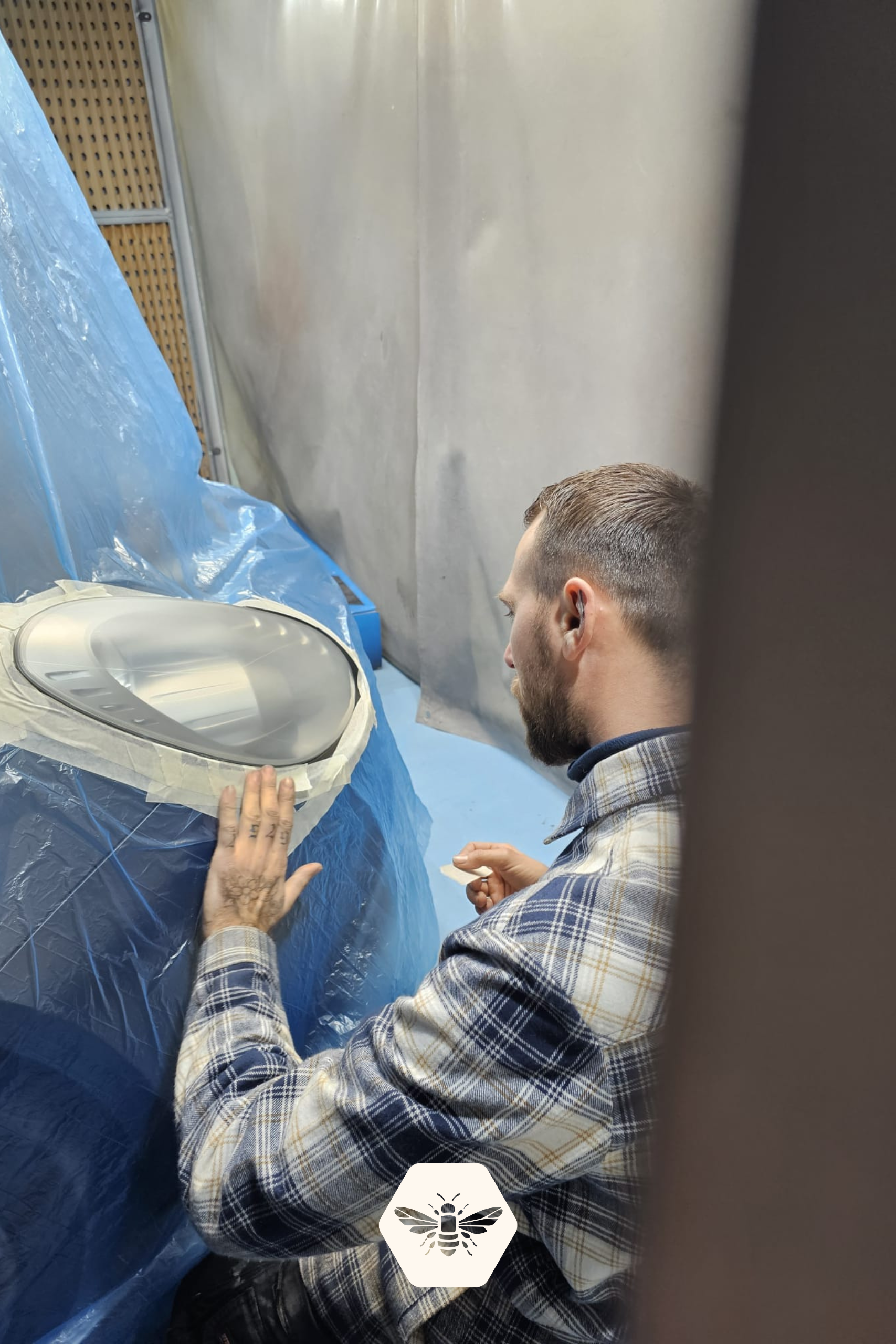 Technicien Marelo travaillant avec précision sur une carrosserie